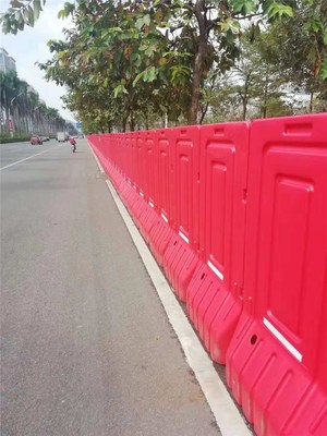 紅色門(mén)板式防撞水馬圍擋 道路工地施工的堅(jiān)實(shí)屏障